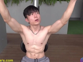 Muscle worship and nipple play with a fitness athlete.