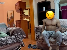 The hunky coach tempts with his slim body and special training sessions.